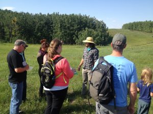 Un groupe d’étudiantes et d’étudiants prêts pour la cueillette en compagnie de leur instructeur