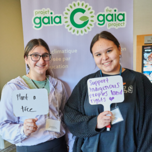 Deux élèves qui s’engagent en faveur de l’action climatique lors de la Student Leadership Conference 