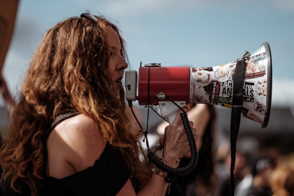 Une personne qui manifeste avec un mégaphone