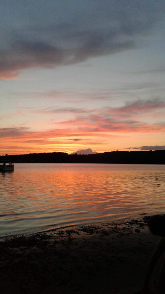 Un lac au coucher du soleil 