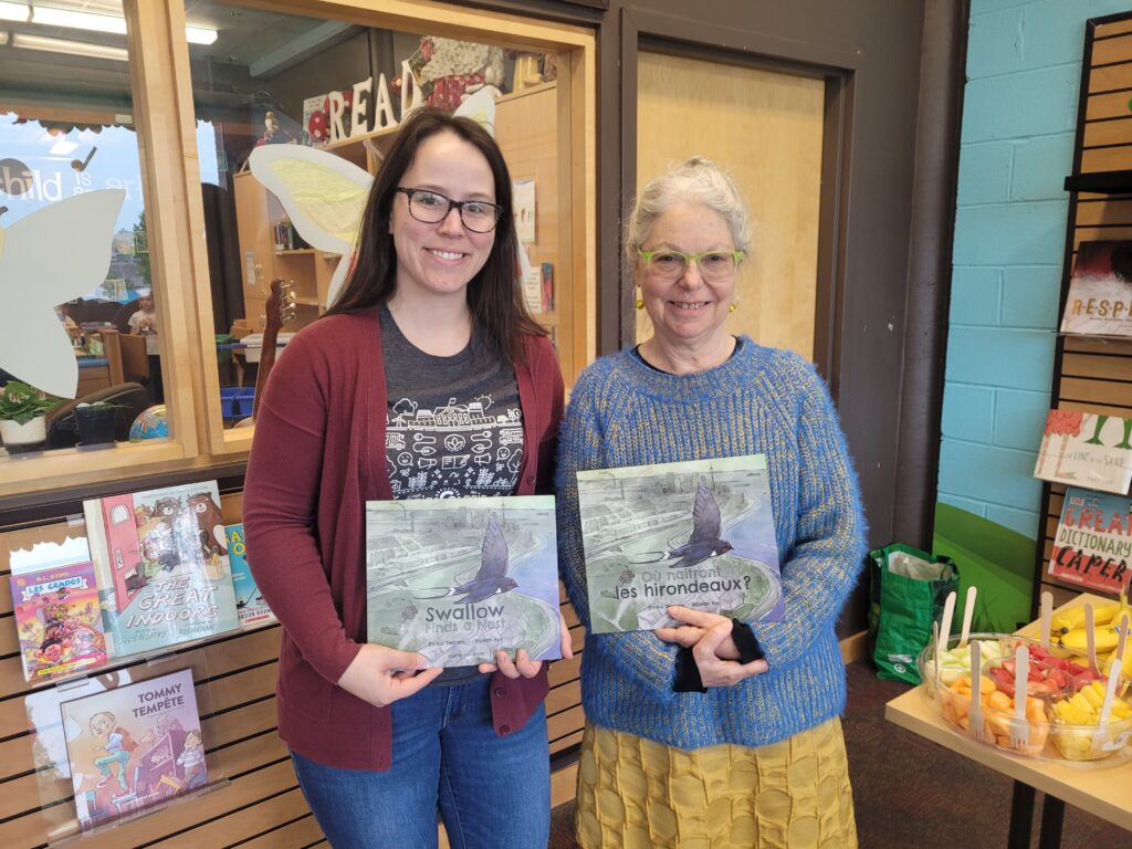 Guylaine et Marie à la bibliothèque avec un exemplaire d’Où naîtront les hirondeaux?