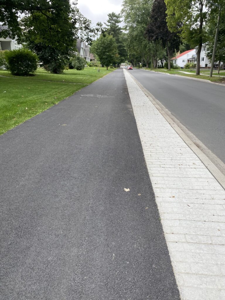 Une voie cyclable large et dégagée 