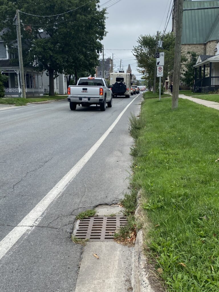 Voie cyclable obstruée et en mauvais état 