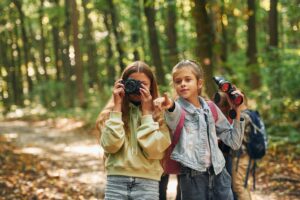 Deux fillettes observent la nature avec leurs jumelles 