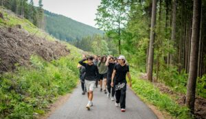 Un groupe d’adolescents sur un sentier à l’extérieur 